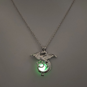 Estilo Europeo Americano Simple Luminoso Animal Noche Luminoso Dragón Transfronterizo Venta caliente Collares colgantes <span class=keywords><strong>de</strong></span> moda - Product Image 4