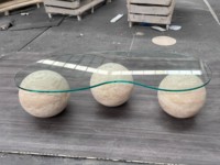 Table basse sphérique de luxe en travertin sur mesure SH STONE, base à trois boules, plateau en verre de forme organique, table centrale pour salon