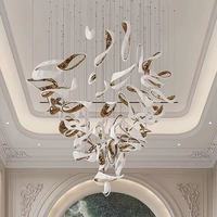 Firelux développe une escalier luxueux haut de gamme pour hôtel, villa, salon, avec des luminaires suspendus dorés et blancs