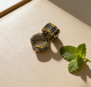 Pendientes de Aro Huggie de Acero Inoxidable Chapado en Oro, Impermeables, con Diseño de Llave Griega de Dos Tonos, Patrón de Meandro Vintage, Joyería para Mujer - Product Image 1