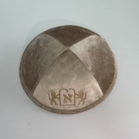 Kipá/Yarmulke de Terciopelo Judío Personalizada al por Mayor con Logotipo Bordado y Texto Hebreo Personalizado para Eventos de Bar Mitzvah y Bodas