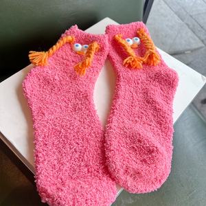 ถุงเท้าขนปุยสำหรับใส่ในฤดูหนาวรองเท้ามีตาโต - Product Image 3