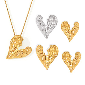 Conjunto Elegante de Collar y Aretes con Forma de Corazón Irregular de la Era Dorada de Insignia, Acero Inoxidable con Recubrimiento PVD, Oro Real, Regalo - Product Image 1
