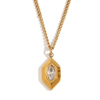 Collier pendentif en acier inoxydable plaqué or 18 carats avec un design unique en forme de losange et de marquise, serti de CZ blancs, pour femmes
