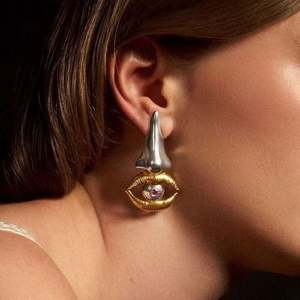 ต่างหูแบบติดหูทรงเรขาคณิตเรียบง่าย สไตล์เรโทร ประดับคริสตัลและเพชรเทียม ชุบทอง 18K PVD บนทองแดง รุ่นใหม่มาแรง ปี 2026 - Product Image 5