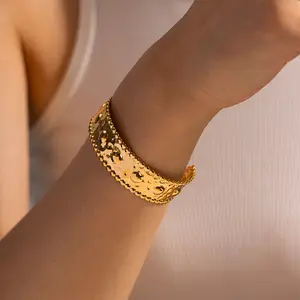 XIXème Bracelet Femme Dainty Plaqué or 18 carats Acier inoxydable ouvert Marteau gaufré Motif Bijoux de mode Bracelets Bangle