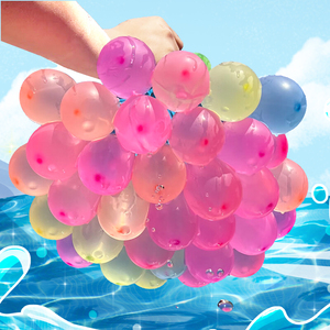 Bambini che si divertono nel festival di Songkran riempiendo rapidamente bombe d'<span class=keywords><strong>acqua</strong></span> - Product Image 2
