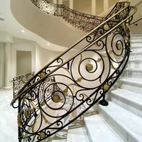 Escalier flottant moderne de style luxueux avec poutres en acier courbées, marches ouvertes en bois, éclairage LED et garde-corps en verre pour villa extérieure
