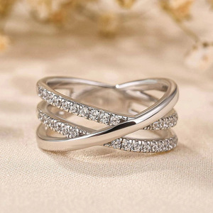 Anello a Tre Strati con Design a Linee Incrociate, Stile Minimalista per Donne - Product Image 6