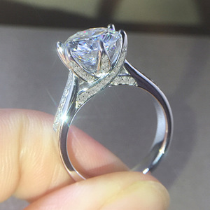 Anello di Fidanzamento F1636 in Oro Bianco con Diamante Taglio Brillante Rotondo Colore G e Pietre Laterali in Diamante Naturale - Product Image 2