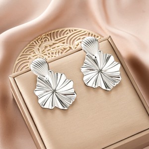 แฟชั่นใหม่ต่างหูหมุดเจาะรูปใบไม้ชุบทองแนววินเทจทำจากโลหะสไตล์เกาหลีสำหรับผู้หญิง - Product Image 4