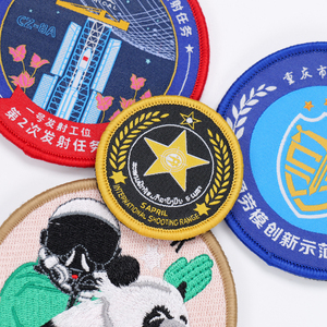 Parche <span class=keywords><strong>de</strong></span> gancho y bucle <span class=keywords><strong>de</strong></span> diseñador con nombre personalizado, insignia tejida bordada <span class=keywords><strong>de</strong></span> tela universitaria pequeña para ropa - Product Image 2