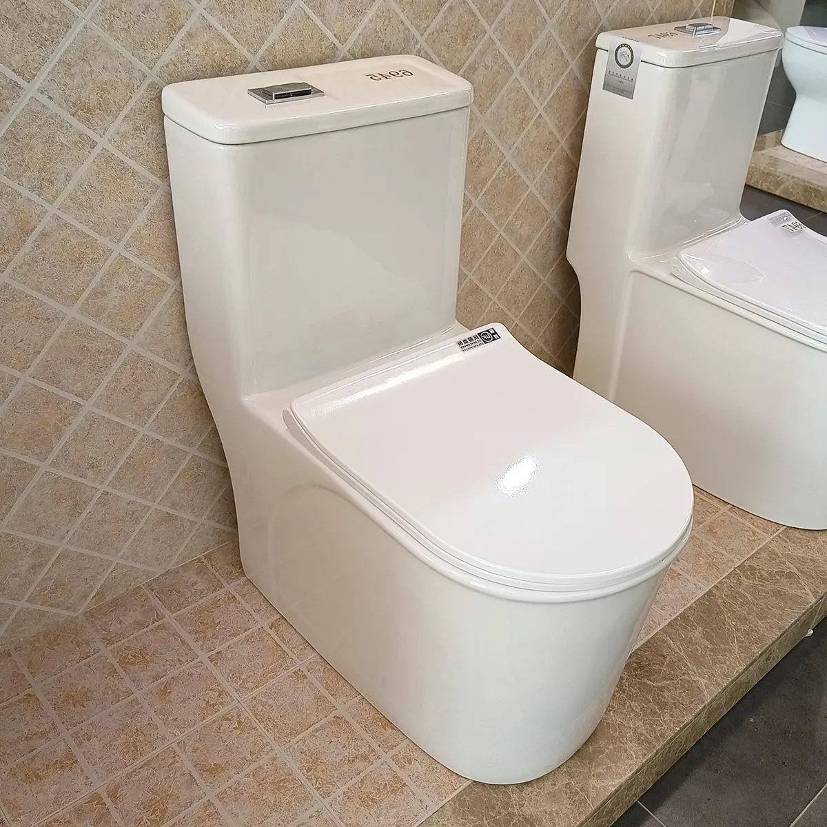 مرحاض آسيوي من قطعة واحدة يحتوي على وعاء مرحاض بشطف مزدوج ومرحاض من السيراميك باللون السيفوني