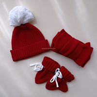 3pcs Big Pompom Knit Beanie Chunky Stitch Bonnet en coton pour nouveau-nés avec chaussettes assorties Heirloom Handmade Hat Toddler Headwear Set