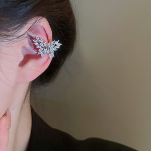 Orecchino a clip a forma di farfalla da donna, senza piercing, con cristalli, stile fata, elegante, gioiello per cartilagine. - Product Image 4