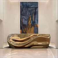 Comptoir de bar sculptural en acier inoxydable de qualité supérieure, surface incurvée polie, luxe moderne, pour hall d'hôtel et réception de centre commercial, avec éclairage LED