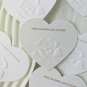 Cartes d'emballage pour <span class=keywords><strong>faux</strong></span> ongles en carton épais avec motif de fleurs dorées en relief de haute qualité, personnalisables avec logo - Product Image 2