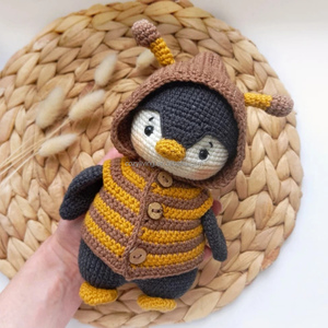 <span class=keywords><strong>Amigurumi</strong></span> Taille personnalisée et logo Adorable <span class=keywords><strong>pingouin</strong></span> tricoté au crochet fait à la main avec abeille Vêtements pour enfants Cadeau d'artisanat - Product Image 5