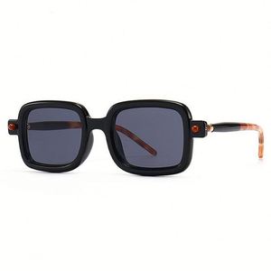 Gafas de Sol Cuadradas Pequeñas Clásicas Vintage con Remaches Negros Transparentes para Hombre, Venta al por Mayor - Product Image 4
