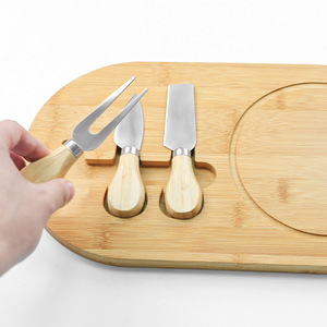 Juego de tablas de queso de bambú Chopstick Brothers con 3 cuchillos, tabla de cortar antideslizante para servir queso y uso en la cocina - Product Image 2
