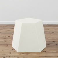 Table basse Kirkasa Farmhouse moderne et minimaliste en béton blanc, forme géométrique, structure métallique durable, garantie 1 an, mobilier de salon
