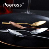 L'ensemble de vaisselle moderne en acier inoxydable de 4 pièces peut être réutilisé pour les fourchettes à manger, les couteaux, les cuillères, la vaisselle pour le dîner et la fête