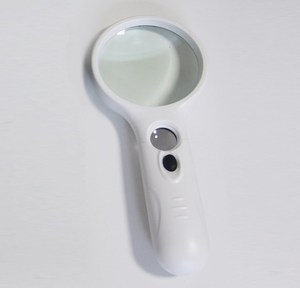 Grande <span class=keywords><strong>loupe</strong></span> <span class=keywords><strong>à</strong></span> <span class=keywords><strong>main</strong></span> LED avec lumière pour le grossissement de la lecture-Meilleure <span class=keywords><strong>loupe</strong></span> de lecture éclairée de taille Jumbo - Product Image 4