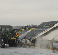 Brosse de nettoyage et de déneigement pour panneaux photovoltaïques montée sur chargeur, pour le lavage et le déneigement des modules solaires