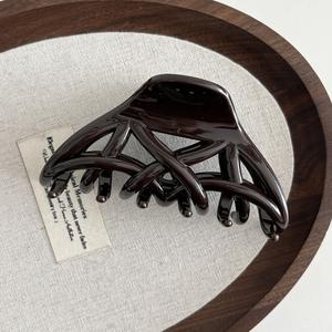 Pince à cheveux triangulaire creuse en acrylique couleur unie pour femme, style requin, pour bal de promo et mode - Product Image 5