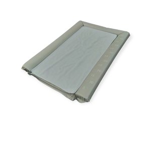 Coussin à langer pour bébé avec couche en mousse épaisse et fixation pour serviette assortie pour un soin des couches sûr et pratique - Product Image 2
