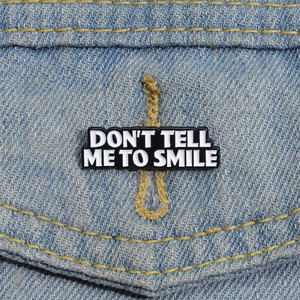 Broche <span class=keywords><strong>proverbe</strong></span> drôle ne me dites pas de sourire épingles en émail épingle décorative personnalisée vêtements revers accessoires badges bijoux épingle cadeau - Product Image 2