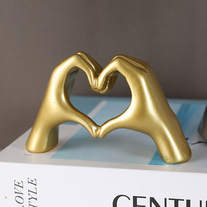 Adorno de Resina Dorada con Gesto de Corazón de Artes Místicas, Decoración de Escritorio para Parejas, Regalo de San Valentín - Product Image 3