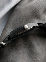 Montre classique de style sportif, boîtier en acier inoxydable noir mat, cadran noir, aiguilles lumineuses, bracelet en cuir, pour hommes, durable, résistante à l'eau