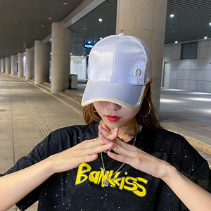Gorra de béisbol satinada con logo M para mujer, en negro, blanco, blanco roto, gris plateado, para primavera y otoño, informal, para la calle y actividades al aire libre. - Product Image 4