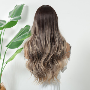 Perruque synthétique ondulée de 26 pouces, résistante à la chaleur, en soie, balayage brun-bronze mat, pour femmes, vente en gros d'usine - Product Image 4