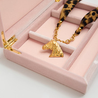 Collier ras du cou en acier inoxydable à imprimé léopard rétro français avec pendentif cheval doré, collier élégant et tendance