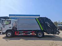 Camion poubelle compactable avec benne capable de suspendre deux bacs à déchets en plastique de 240 L