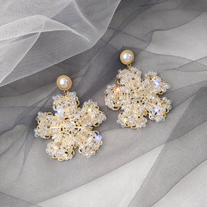 Pendientes <span class=keywords><strong>de</strong></span> Moda al por Mayor Hechos a Mano <span class=keywords><strong>con</strong></span> Piedras <span class=keywords><strong>de</strong></span> Cristal, Pendientes Impermeables <span class=keywords><strong>con</strong></span> Flores y Perlas, Accesorios <span class=keywords><strong>de</strong></span> Moda para Señoritas - Product Image 4