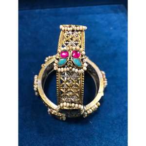 Brazaletes de Estilo Antiguo Chapados en Oro Amarillo con Bordes de Perlas y Acentos de Circonio, Hechos a Mano con Filigrana Tradicional en Plata de Ley - Product Image 2