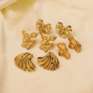 Boucles d'oreilles clous personnalisées en acier inoxydable plaqué or 18 carats, motif ailes festonnées et feuille simple, pour femme - Product Image 1