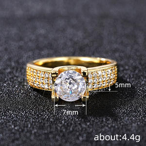 Anello da Donna Q997 Placcato Oro 22k con Diamante Taglio Brillante Rotondo Sintetico Coltivato in Laboratorio e Diamanti Laterali - Product Image 4