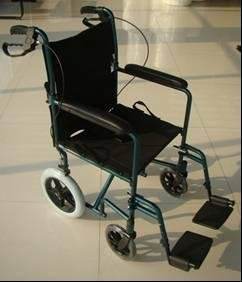 Fauteuil roulant médical pliable en acier chromé pour personnes handicapées, certifié CE, pour personnes âgées - Product Image 5