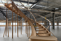 Escalier en colimaçon incurvé de luxe moderne avec balustrade en fer forgé et main courante en bois massif
