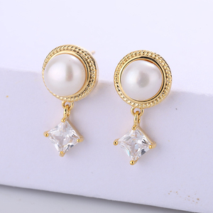 Boucles d'oreilles pendantes en cuivre et or 18 carats torsadées avec perles blanches et zircons cubiques pour femme, bijoux vintage en zircon carré et perles, cadeau - Product Image 5