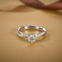 패션 럭셔리 S925 스털링 실버 반지 여성 트위스트 암 네 발톱 0.5 캐럿 Moissanite 반지 결혼 선물 여성 보석