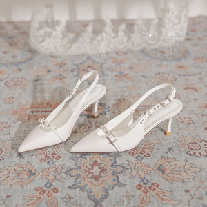 Escarpins noirs en cuir verni à bout pointu avec bride à boucle, talons aiguilles, style toutes saisons - Product Image 3