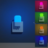Luz Nocturna Moderna Cuadrada de ABS con Sensor de Oscuridad y Luz Diurna, LED Regulable con Sensor de Movimiento, Luz Cálida para Dormitorio y Pasillo