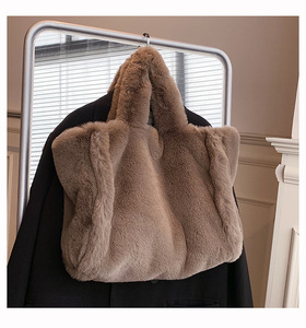 <span class=keywords><strong>Sac</strong></span> fourre-tout en peluche pour femme, léger, moelleux, doublé de fourrure, petit <span class=keywords><strong>sac</strong></span> à main, grand <span class=keywords><strong>sac</strong></span> fourre-tout, <span class=keywords><strong>sac</strong></span> à bandoulière, <span class=keywords><strong>sac</strong></span> en peluche, grand <span class=keywords><strong>sac</strong></span> fourre-tout souple pour les trajets quotidiens - Product Image 4