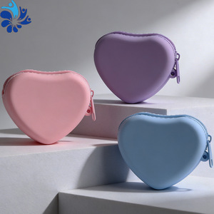 Monedero de silicona con forma de corazón, bolsa de almacenamiento portátil impermeable, color rosa y morado, para organizar herramientas de belleza de viaje - Product Image 2