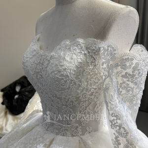 Robe de mariée moderne OY028 avec longue traîne, décolleté cœur, broderie florale en dentelle et cristaux, pour femmes - Product Image 4